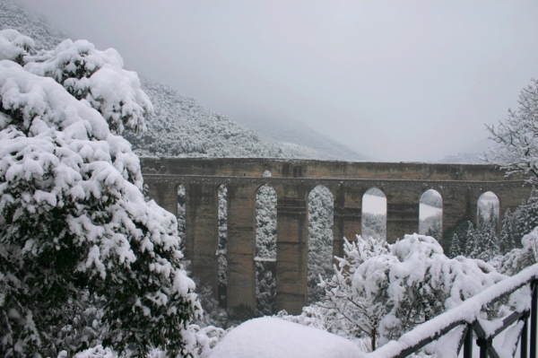 Il fascino del ponte delle torri sotto la neve...